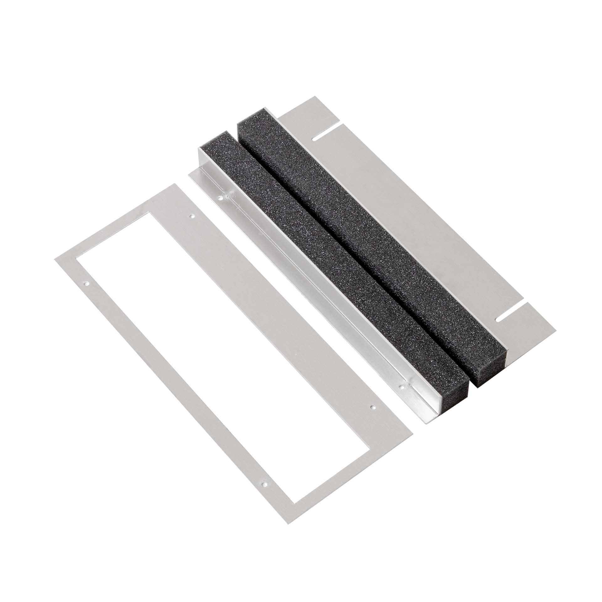 Ingresso cavi tipo B 333 mm di larghezza, staffa anteriore 15x30x2 mm / posteriore 60x30x2 mm / fessura 310x101 mm