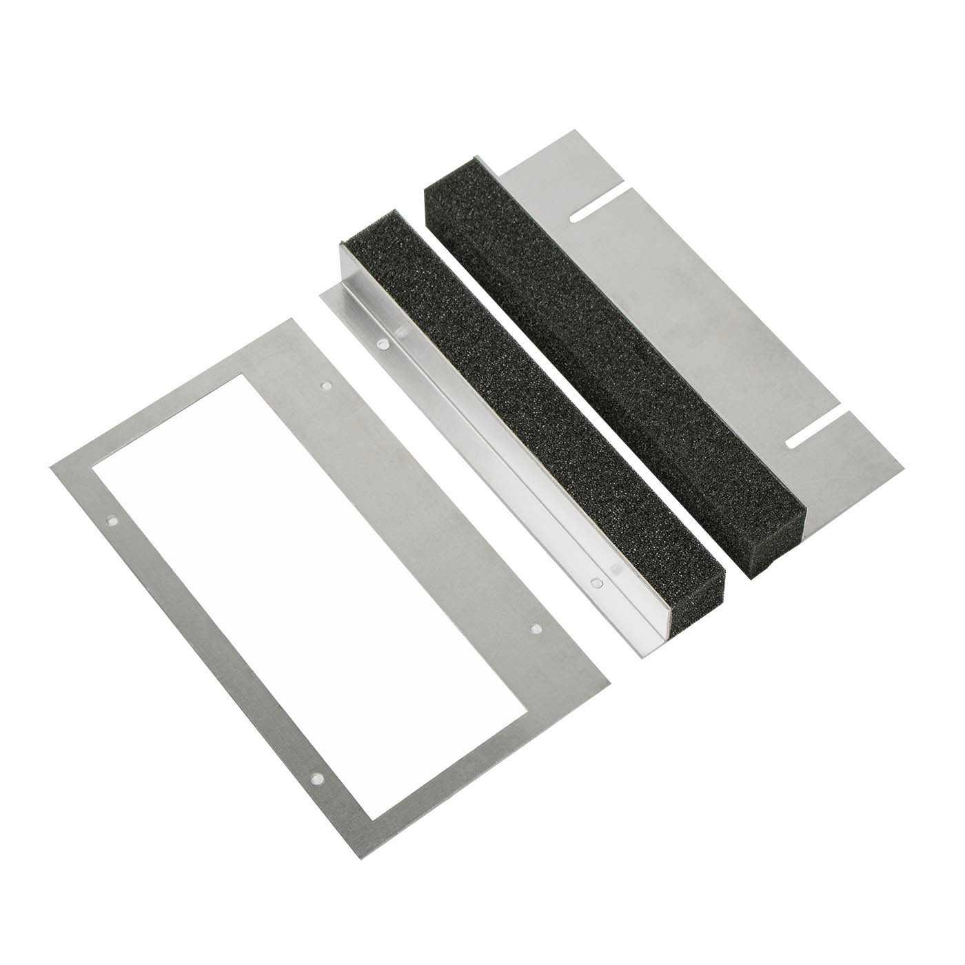 Ingresso cavi tipo A 234 mm di larghezza, staffa anteriore 15x30x2 mm / posteriore 60x30x2 mm / fessura 212x101 mm