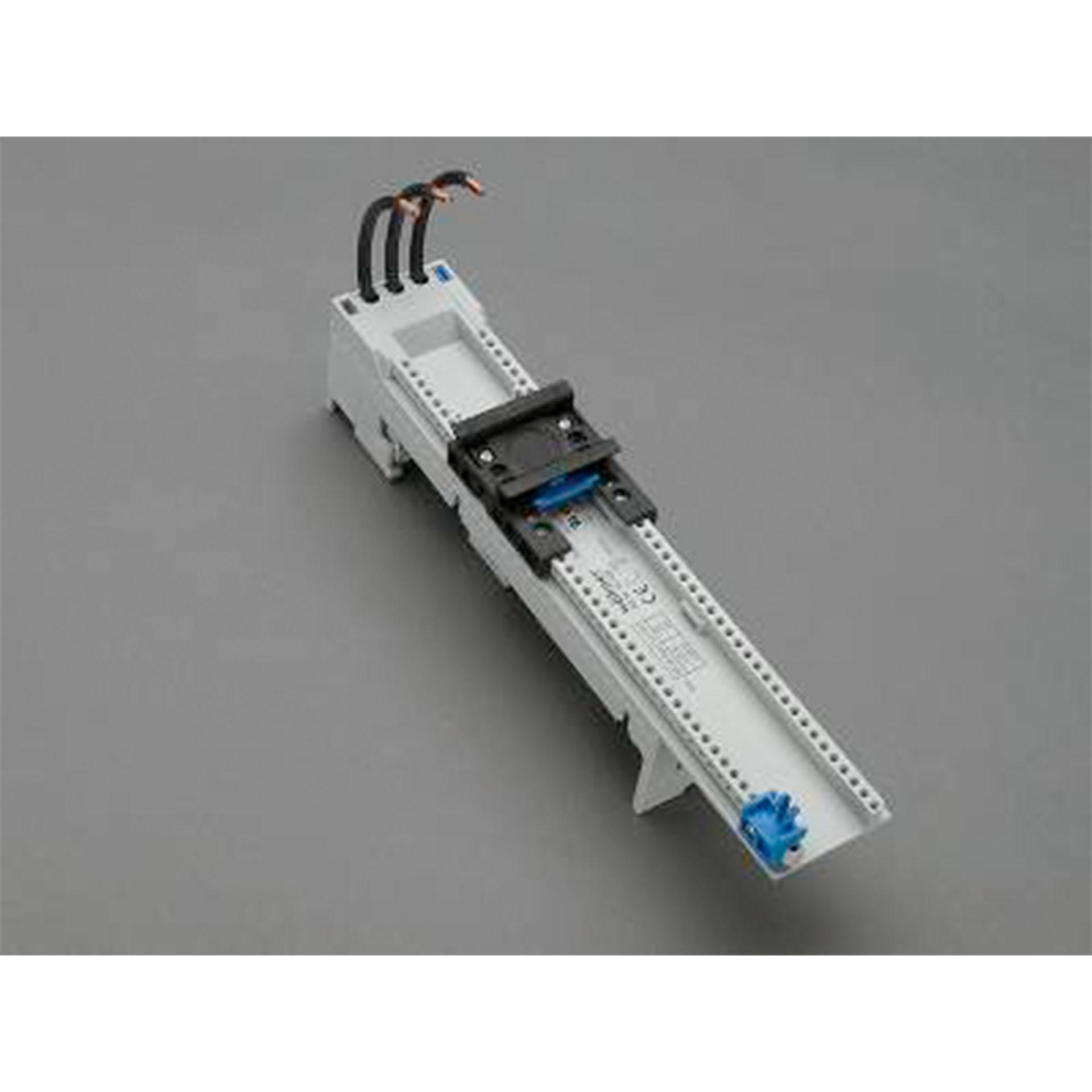 3P adaptateur pour jeux de barres 32A, 1x rail DIN, raccordement à l'arrière, 45x260mm