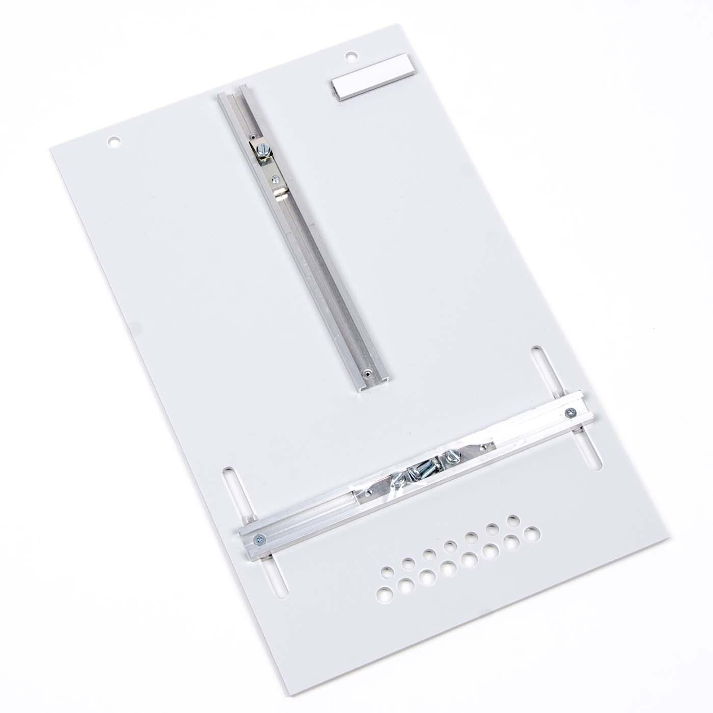Plaque compteur EBM, trous de fixation ronds, 250x400mm, polystyrène 7035 gris clair, sans halogène Plaque compteur EBM, trous de fixation ronds, 250x400mm, polystyrène 7035 gris clair, sans halogène