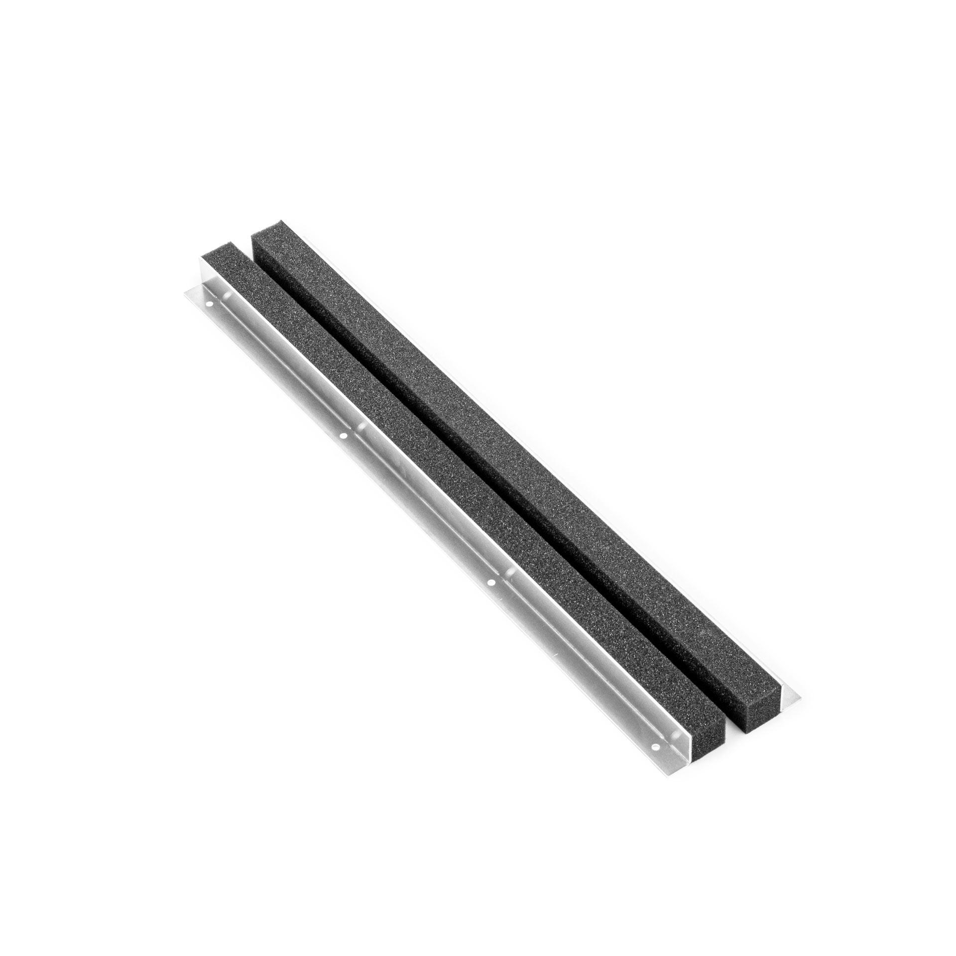 Ingresso cavi standard 620 mm, angolo anteriore e posteriore 20x30x2 mm