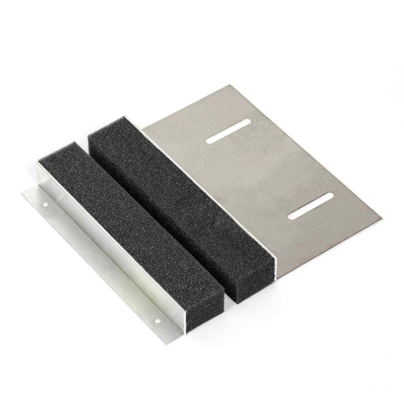 Ingresso cavi standard 220 mm di larghezza, angolo anteriore 20x30x2 mm / posteriore 120x30x2 mm