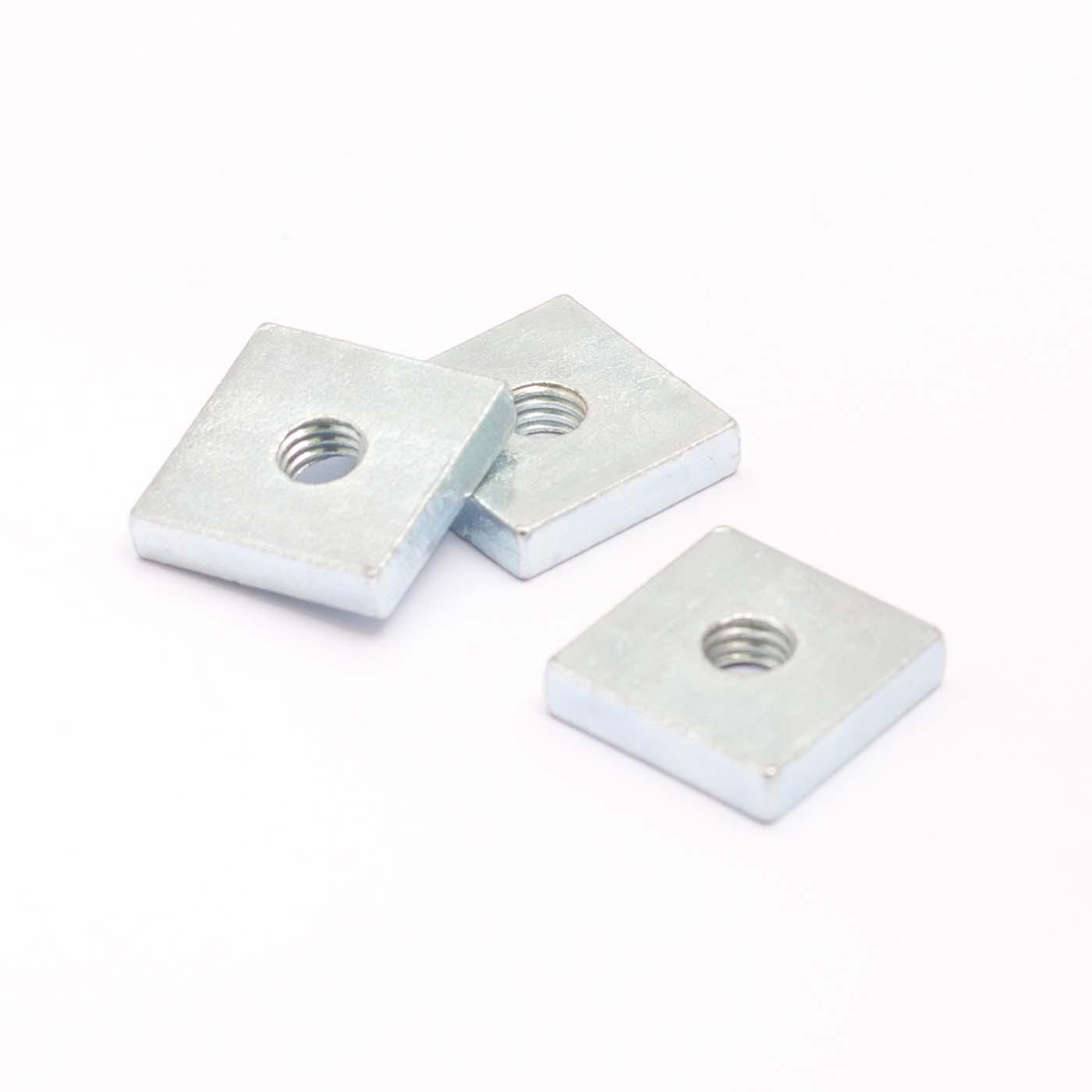 Piastra filettata 20x20mm / M5, acciaio zincato Piastra filettata 20x20mm / M5, acciaio zincato