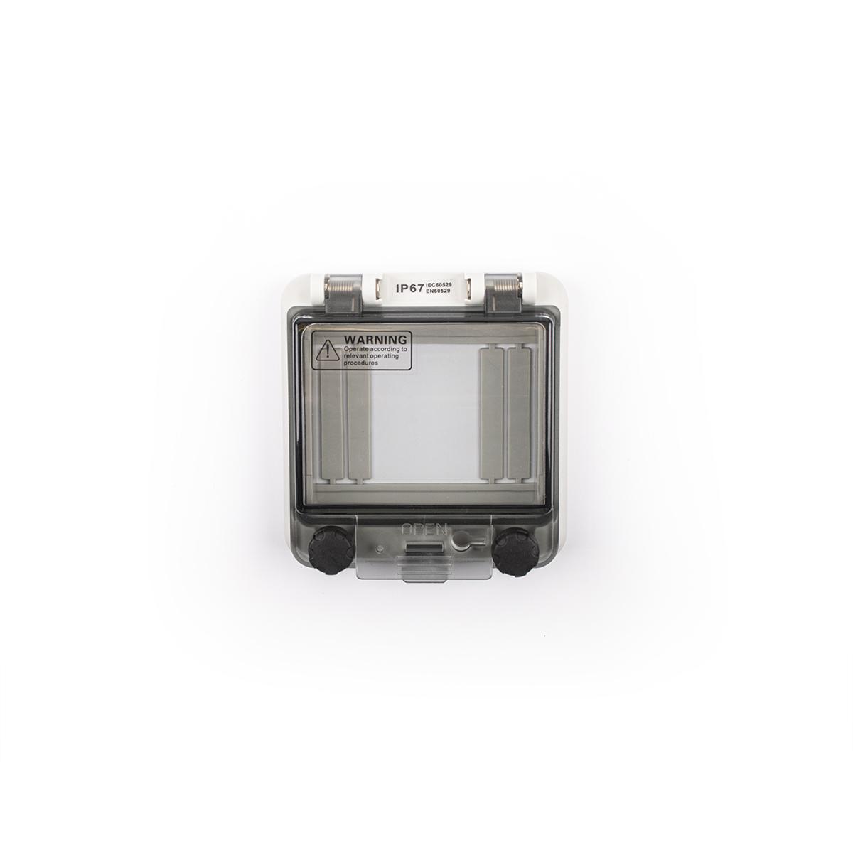 Coperchio incernierato a 4 moduli con gabbia di protezione profonda 5 mm, IP67