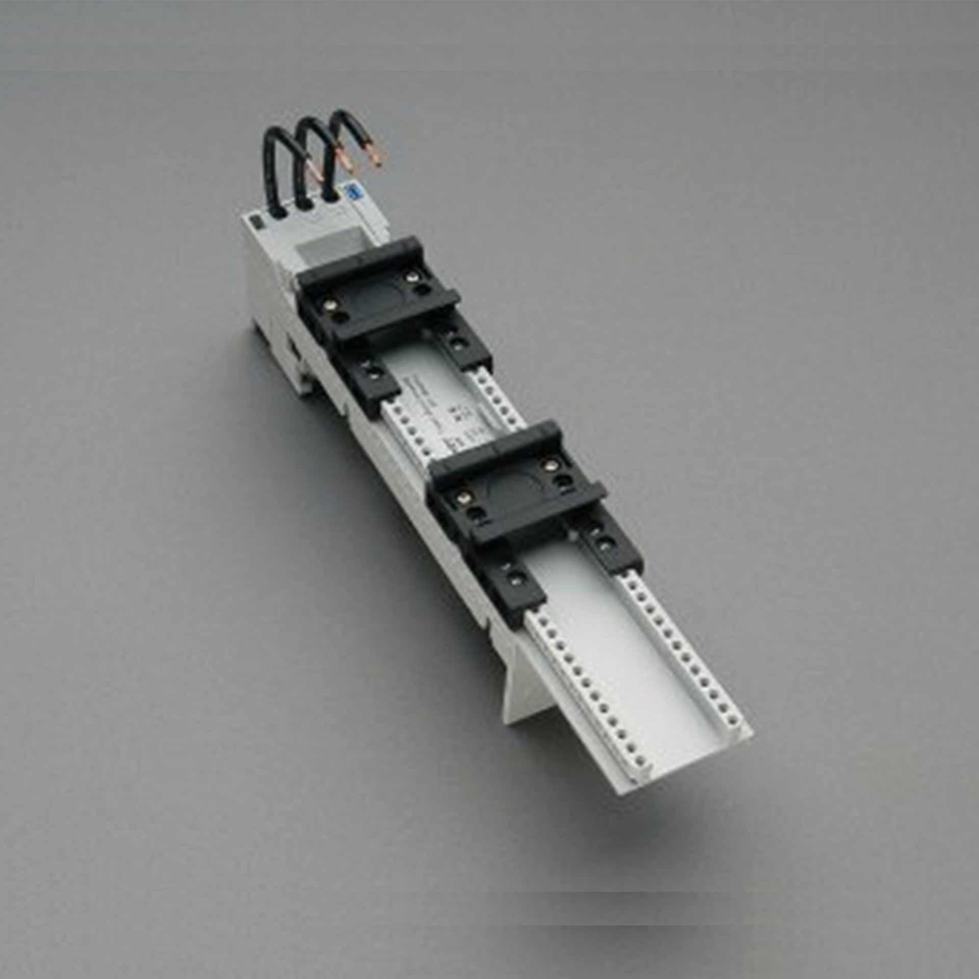 3P Sammelschienenadapter 25A, 2T mit abnehmbaren Oberteil, 45x260mm 3P Sammelschienenadapter 25A, 2T mit abnehmbaren Oberteil, 45x260mm
