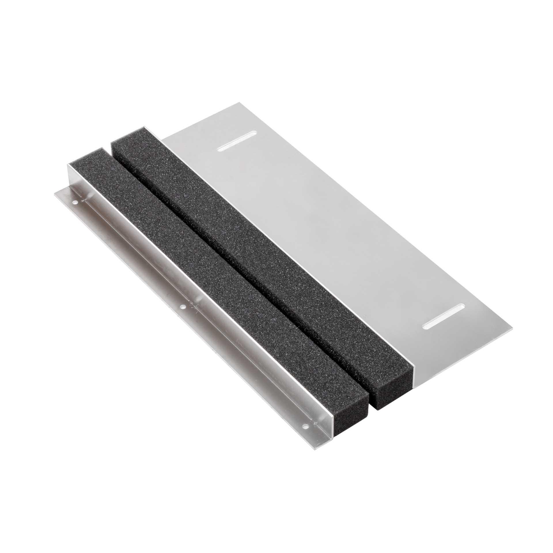 Ingresso cavi standard 420 mm di larghezza, angolo anteriore 20x30x2 mm / posteriore 120x30x2 mm
