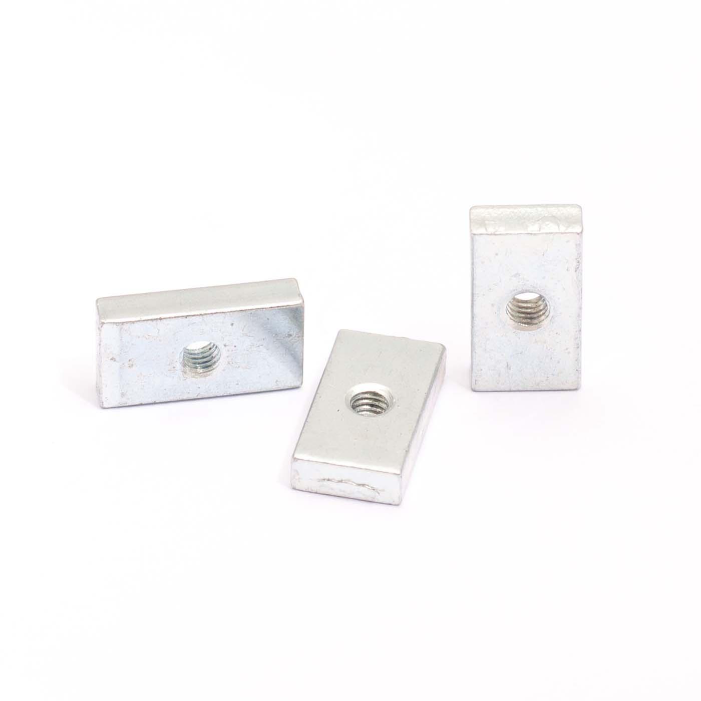 Piastra filettata M5, 18,5x10 mm, acciaio zincato Piastra filettata M5, 18,5x10 mm, acciaio zincato