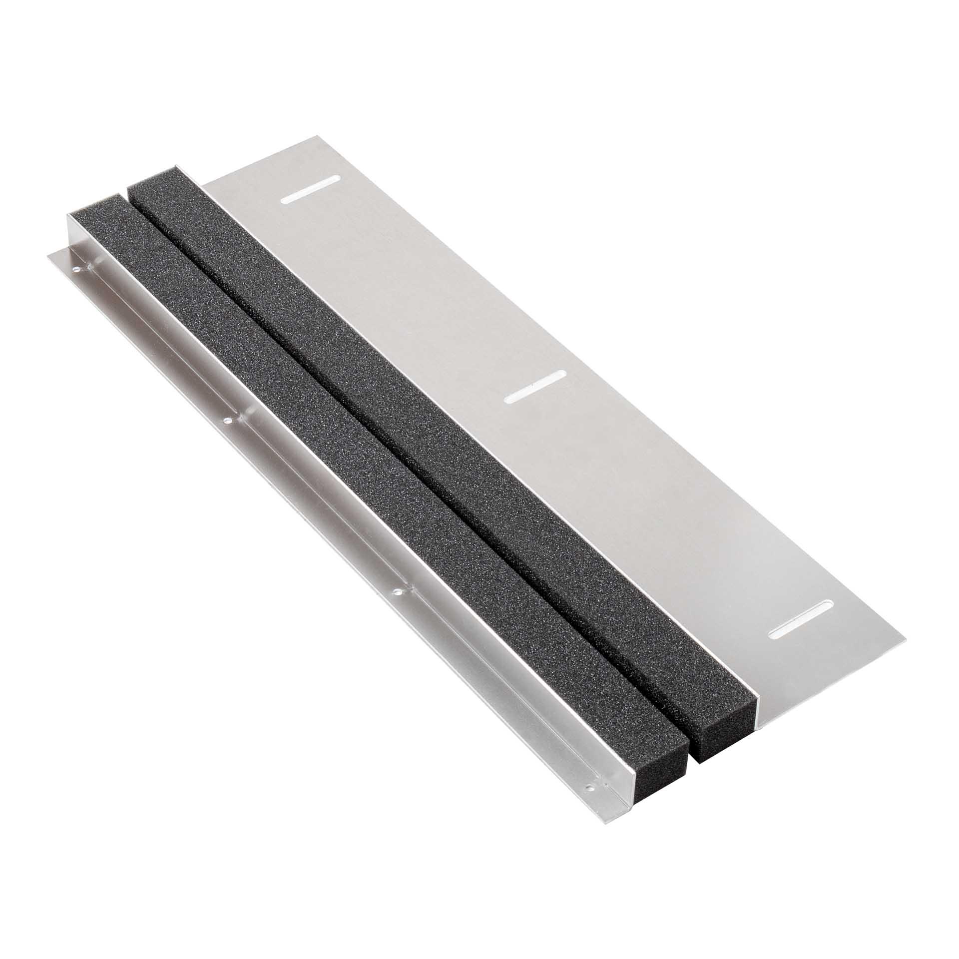 Ingresso cavi standard 620 mm di larghezza, angolo anteriore 20x30x2 mm / posteriore 120x30x2 mm Ingresso cavi standard 620 mm di larghezza, angolo anteriore 20x30x2 mm / posteriore 120x30x2 mm