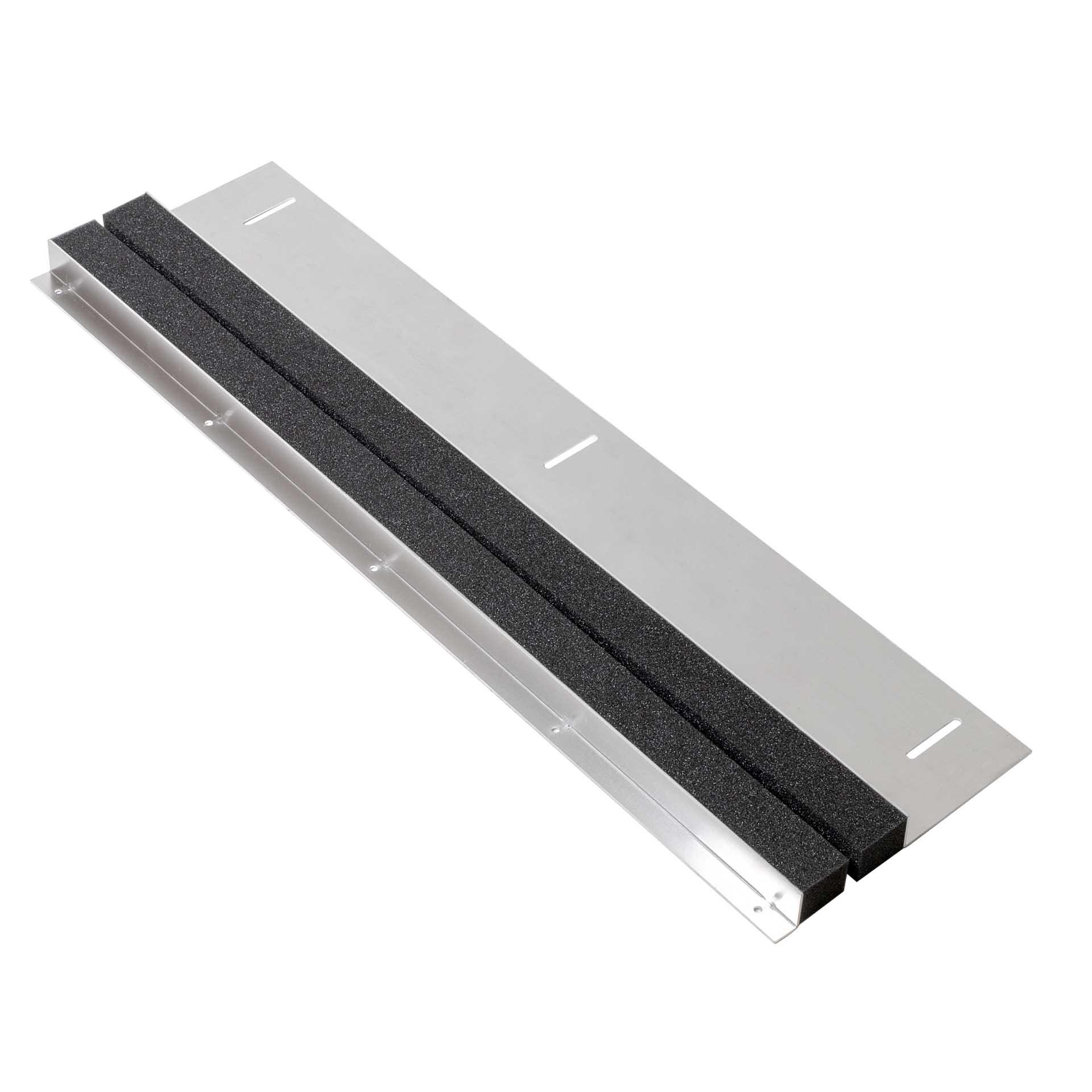 Ingresso cavi standard 820 mm di larghezza, angolo anteriore 20x30x2 mm / posteriore 120x30x2 mm Ingresso cavi standard 820 mm di larghezza, angolo anteriore 20x30x2 mm / posteriore 120x30x2 mm