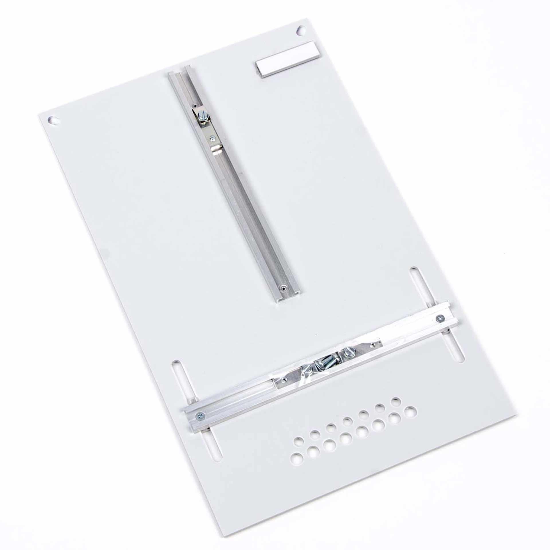 Plaque compteur EBM, trous de fixation ovales, 250x400mm, polystyrène, 7035 gris clair, sans halogèn Plaque compteur EBM, trous de fixation ovales, 250x400mm, polystyrène, 7035 gris clair, sans halogèn